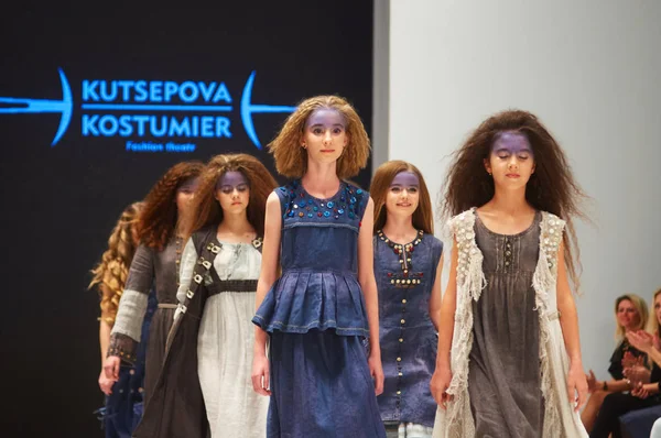 Minszk-október 29: Egy ismeretlen lány visel Kutsepova gyűjtemény a divat-ipar nemzetközi kiállításon gyerek divat nap alatt Fehéroroszország Fashion Week-október 29, 2017-Minszkben, B a — Stock Fotó