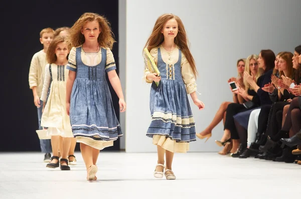 MINSK-OUTUBRO 29: Uma menina não identificada usa coleção Kutsepova na exposição internacional da indústria da moda, o dia da moda infantil durante a Semana da Moda da Bielorrússia em 29 de outubro de 2017 em Minsk, B — Fotografia de Stock