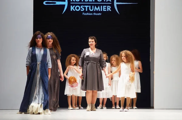 Minszk-október 29: Egy ismeretlen lány visel Kutsepova gyűjtemény a divat-ipar nemzetközi kiállításon gyerek divat nap alatt Fehéroroszország Fashion Week-október 29, 2017-Minszkben, B a — Stock Fotó