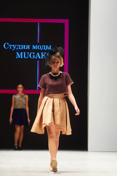 MINSK-OTTOBRE 29: Una ragazza non identificata indossa la collezione MUGAKO alla fiera internazionale dell'industria della moda, il giorno della moda per bambini durante la Belarus Fashion Week il 29 ottobre 2017 a Minsk, Bela — Foto Stock
