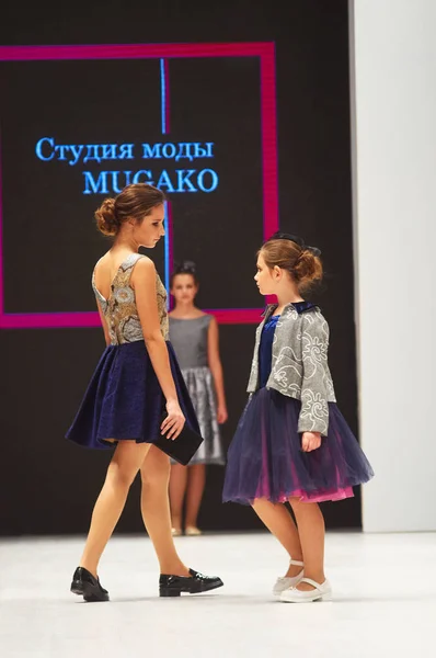 MINSK-OTTOBRE 29: Una ragazza non identificata indossa la collezione MUGAKO alla fiera internazionale dell'industria della moda, il giorno della moda per bambini durante la Belarus Fashion Week il 29 ottobre 2017 a Minsk, Bela — Foto Stock