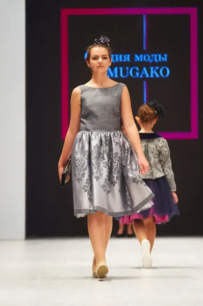 MINSK-OTTOBRE 29: Una ragazza non identificata indossa la collezione MUGAKO alla fiera internazionale dell'industria della moda, il giorno della moda per bambini durante la Belarus Fashion Week il 29 ottobre 2017 a Minsk, Bela — Foto Stock