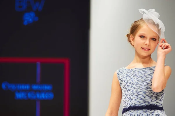 Minsk-Ekim 29: Tanımlanamayan bir kız Mugako koleksiyonu moda sektörünün uluslararası sergide giyer çocuk moda gün boyunca Beyaz Rusya moda haftasında 29 Ekim 2017 yılında Minsk, Bela — Stok fotoğraf