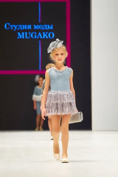 Mińsk-październik 29: Niezidentyfikowany Dziewczyna nosi kolekcji Mugako na międzynarodowych targach branży mody, dziecięca moda dzień podczas tygodnia mody Białorusi na 29 października 2017 r. w Mińsku, Bela — Zdjęcie stockowe