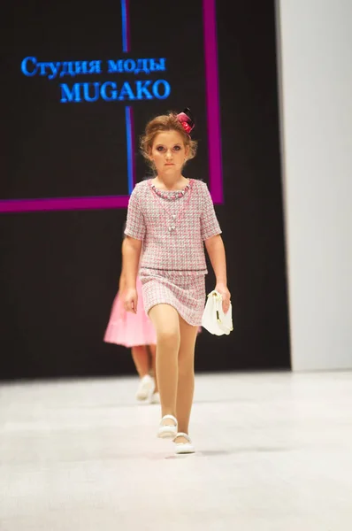 Minsk-oktober 29: ein unbekanntes mädchen trägt mugako-kollektion auf der internationalen ausstellung der modebranche, kindermodetag während der weißrussischen modewoche am 29. oktober 2017 in minsk, bela — Stockfoto