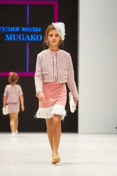 明斯克-10月29日: 一个身份不明的女孩穿着 Mugako 收集在时装业国际展览, 儿童时装日在白俄罗斯时装周2017年10月29日在明斯克, 贝拉 — 图库照片