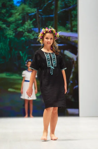 Minsk-29. Oktober: ein unbekanntes Mädchen trägt Lubna-Kollektion auf der internationalen Ausstellung der Modebranche, Kindermodetag während der weißrussischen Modewoche am 29. Oktober 2017 in Minsk, Belar — Stockfoto