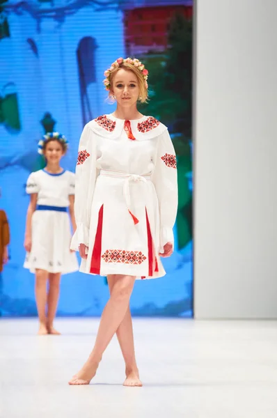 MINSK-OUTUBRO 29: Uma menina não identificada usa coleção Lubna na exposição internacional da indústria da moda, Dia da moda infantil durante a Semana da Moda da Bielorrússia em 29 de outubro de 2017 em Minsk, Belar — Fotografia de Stock