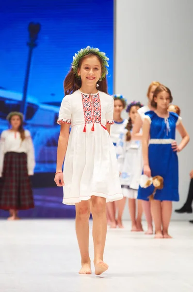 Minsk-oktober 29: En oidentifierad flicka bär Lubna samling vid den internationella utställningen av modebranschen, Kids mode dag under Vitryssland Fashion Week 29 oktober 2017 i Minsk, Belar — Stockfoto