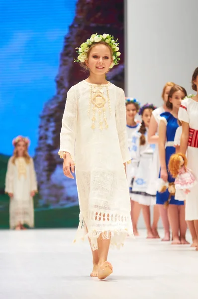 MINSK-OCTUBRE 29: Una chica no identificada lleva la colección Lubna en la exposición internacional de la industria de la moda, Día de la moda para niños durante la Semana de la Moda de Bielorrusia el 29 de octubre de 2017 en Minsk, Belar —  Fotos de Stock