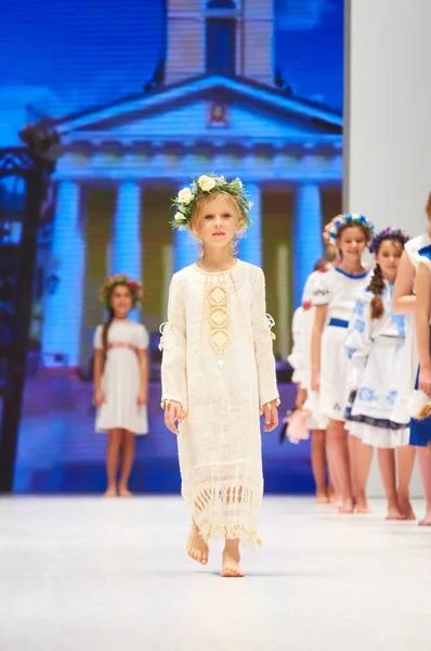 MINSK-OCTUBRE 29: Una chica no identificada lleva la colección Lubna en la exposición internacional de la industria de la moda, Día de la moda para niños durante la Semana de la Moda de Bielorrusia el 29 de octubre de 2017 en Minsk, Belar —  Fotos de Stock