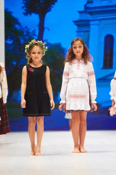 Minsk-oktober 29: En oidentifierad flicka bär Lubna samling vid den internationella utställningen av modebranschen, Kids mode dag under Vitryssland Fashion Week 29 oktober 2017 i Minsk, Belar — Stockfoto