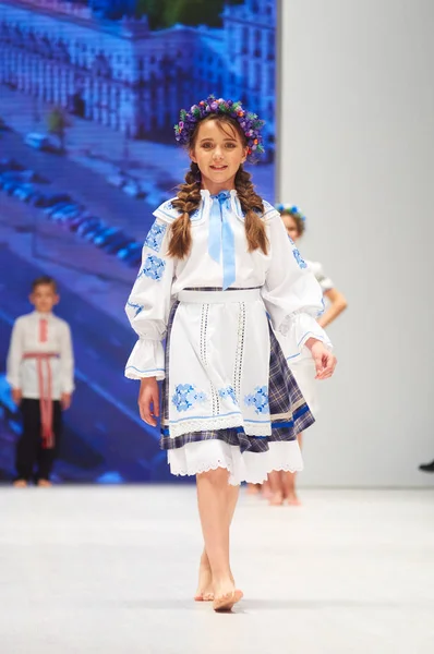 Minsk-Ekim 29: Tanımlanamayan bir kız Lubna koleksiyonu moda sektörünün uluslararası sergide giyer çocuk moda gün boyunca Beyaz Rusya Fashion Week 29 Ekim 2017 yılında Minsk, Belar üzerinde Stok Fotoğraf