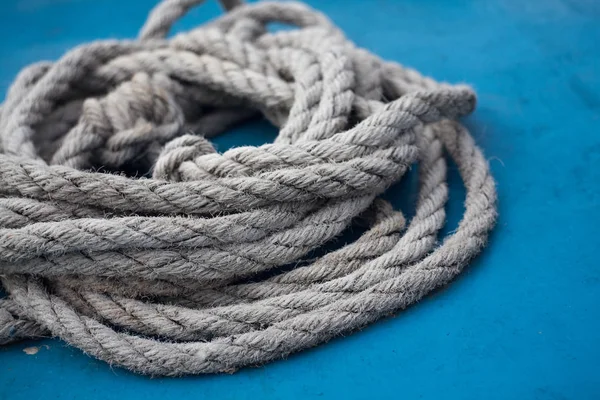 Мотузка на блакитному — стокове фото