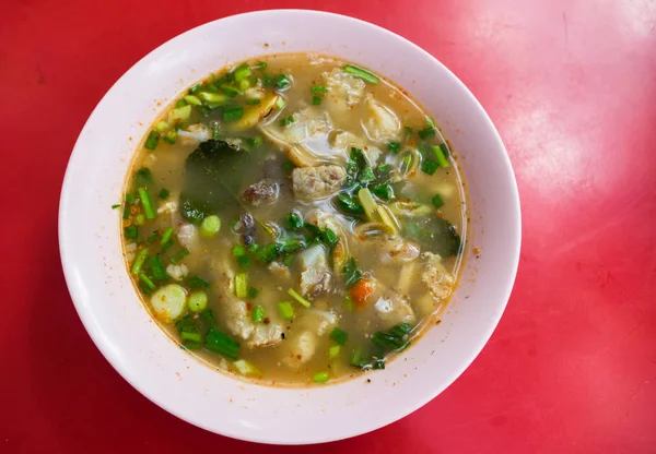 Sıcak ve baharatlı domuz kaburga güveç Tay otlar ile