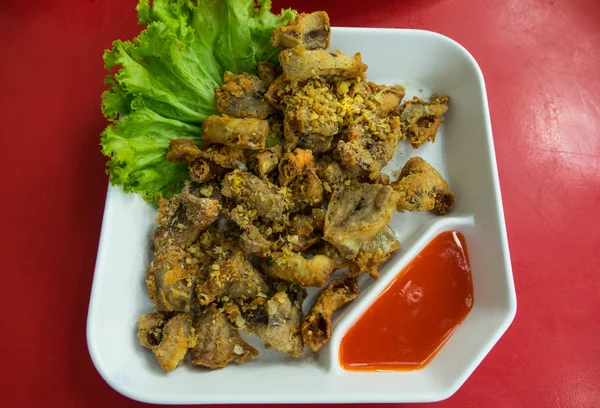 Barsak kızarmış Sarımsak soslu sıcak chille