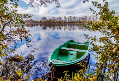 Bir teknede bir Lehçe göl, Greater Poland.