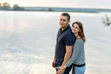 Aile fertleri deniz kenarında rahatlar ve vakit geçirirler.