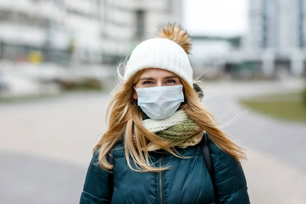 Kadın alerji, virüs ve hava kirliliğine karşı koruyucu bir maske takıyor. İklim değişikliğini kabul et.