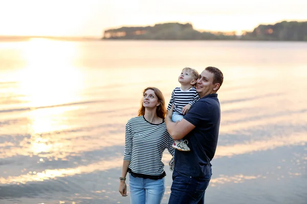 Küçük oğlu olan bir aile doğada dinlenir, deniz kenarında vakit geçirir.