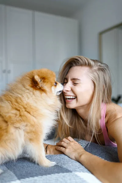 Mulher Loira Feliz Está Deitada Cama Com Seu Cão Raça — Fotografia de Stock