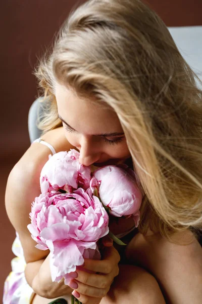 Glad Blond Kvinna Sitter Fotostudio Med Rosa Pioner Händerna Porträtt — Stockfoto