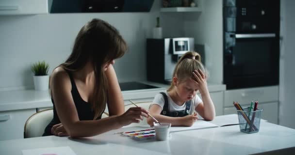 Mamá Hija Están Sentadas Cocina Mesa Pintan Sobre Papel Primer — Vídeos de Stock