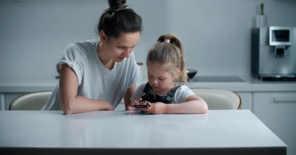 Mamá Hija Sientan Una Mesa Cocina Escriben Mensaje Por Teléfono — Vídeos de Stock