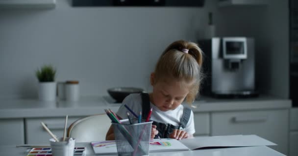 Una Niña Años Sienta Casa Pinta Sobre Papel Niño Dibuja — Vídeos de Stock