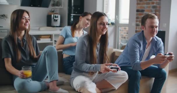 Quién Ganará Amigos Emocionados Están Jugando Videojuegos Casa Victoria Para — Vídeos de Stock