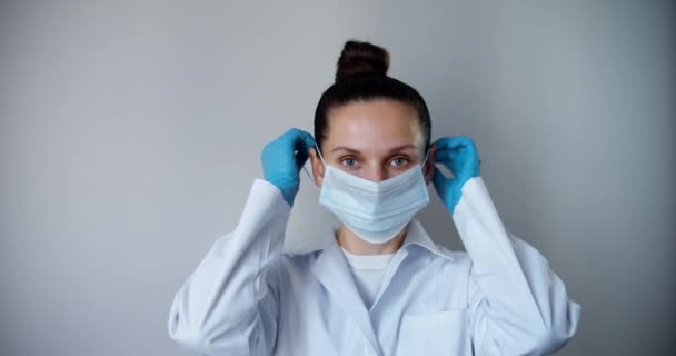 Giovane Medico Infermiera Caucasica Indossando Una Maschera Protettiva Blu Ritratto — Video Stock