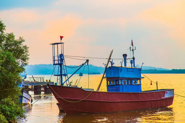 Barcaza india en el río —  Fotos de Stock