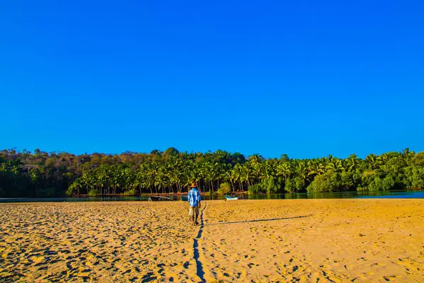 Pescador caminhando para o rio, Índia — Fotografia de Stock