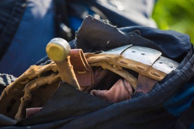 Bir çantada kılıç ve zırh