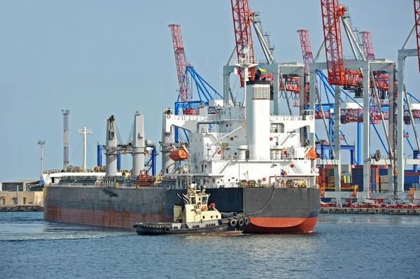 Sleepboot meewerkende bulk vrachtschip — Stockfoto