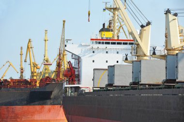 toplu yük gemisi liman vinç altında