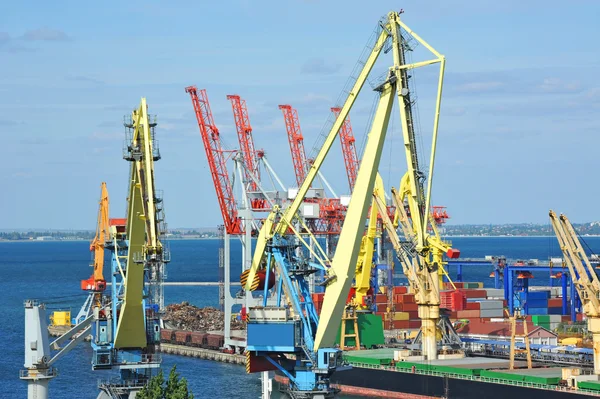 Bulk cargo ship under port crane — Stock Photo, Image