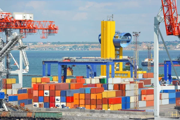 Портовый кран и контейнер — стоковое фото