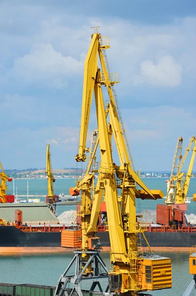 Bulk vrachtschip onder poort kraan — Stockfoto