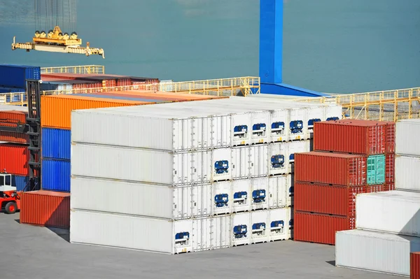 Hafenkran und Container — Stockfoto