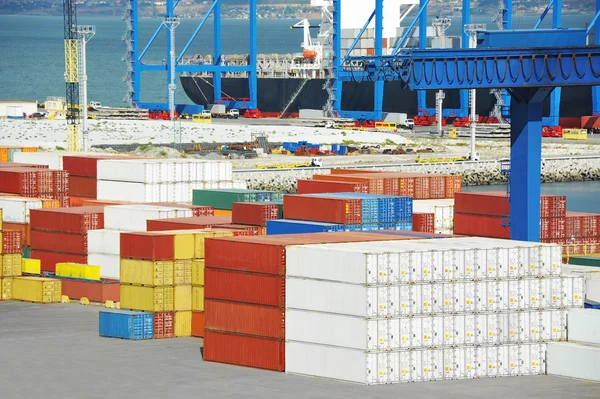Přístav nákladní jeřáb a kontejner — Stock fotografie