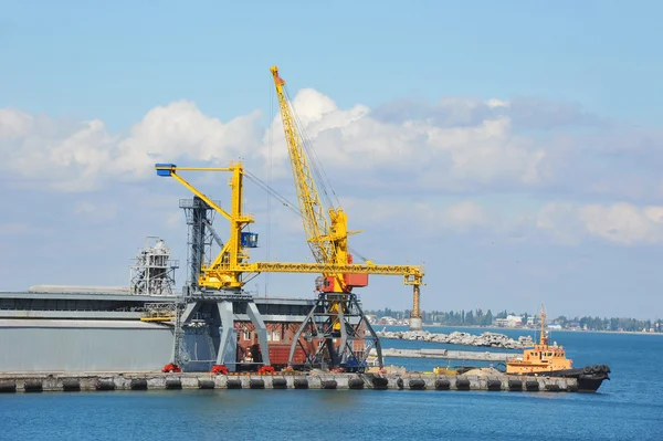 Grúa de carga de remolcador y puerto — Foto de Stock