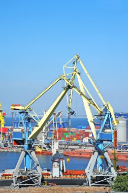toplu yük gemisi liman vinç altında