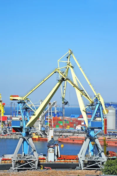 toplu yük gemisi liman vinç altında