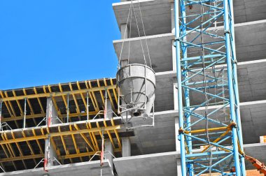 Vinç kaldırma Beton karıştırıcı kap mavi gökyüzü