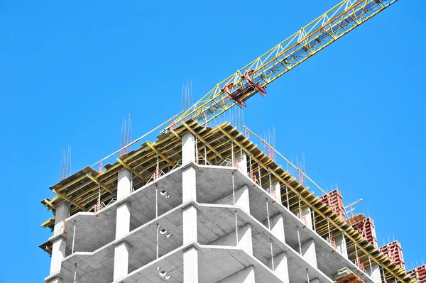 Kran und Hochhausbaustelle — Stockfoto