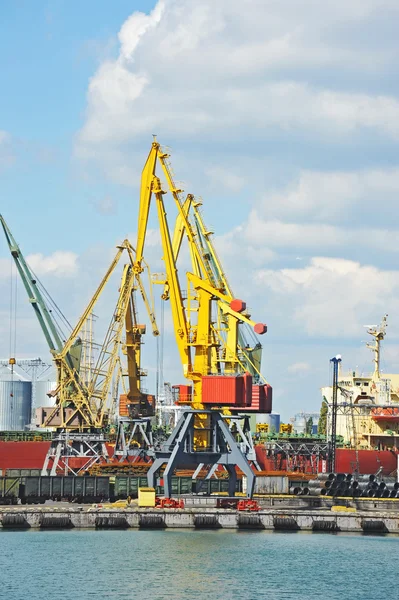 Poort lading kraan en container — Stockfoto