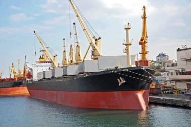 toplu yük gemisi liman vinç altında