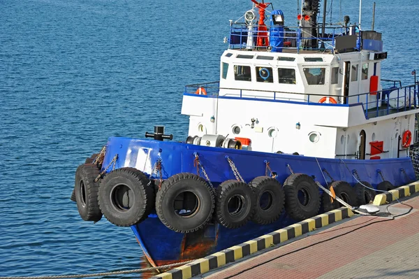 Tugboat in harbor quayside — Stock Photo, Image