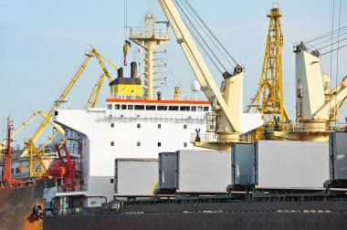 toplu yük gemisi liman vinç altında